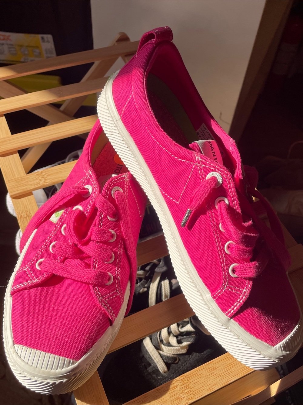 Brand New - Cariuma x Pantone Fuschia OCA Lowtop Canvas Sneakers Womens Size 9
